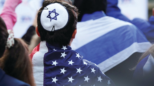 יהודי בניו יורק עטוף בדגל ארה''ב, 13.5.24 (צילום: ארכיון)