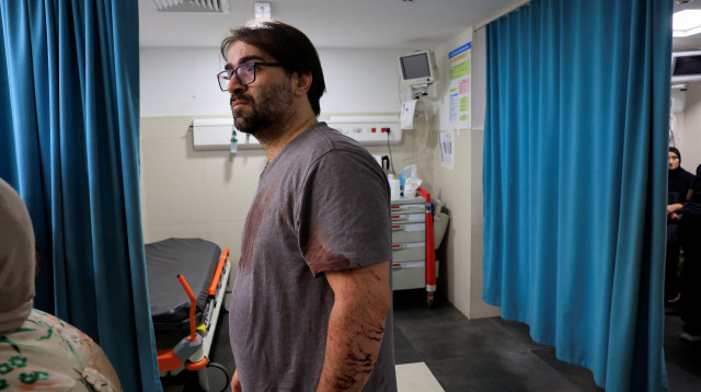 אב המשפחה שנפגעה מאש צהל בחברון פהאד אבו הייקל  (צילום: REUTERS/Mussa Qawasma)