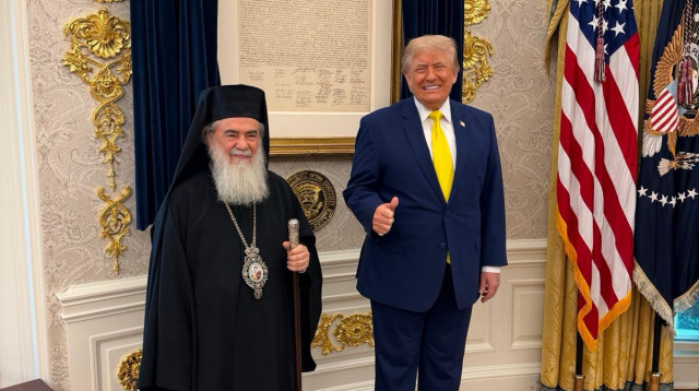 דונלד טראמפ עם הפטריארך היווני-אורתודוקסי של ירושלים (צילום: הבית הלבן)