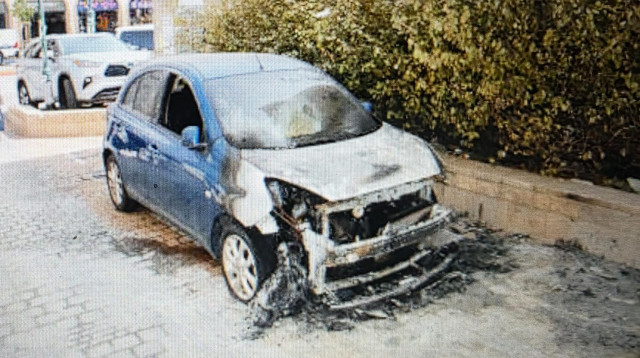 רכב שעל פי החשד הוצת על ידי תושב בני ברק (צילום: דוברות המשטרה)