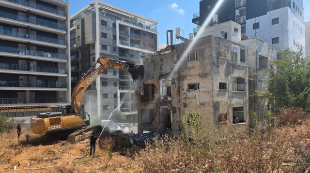 הריסת הבניין האחרון, ברחוב תרצה ברמת גן (צילום: אורן אלון )