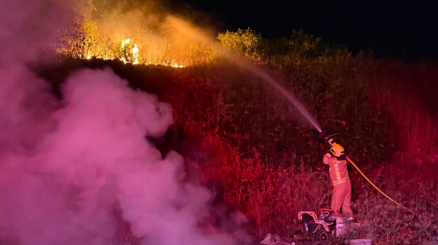 כיבוי שרפות בצפון בעקבות יירוטי שיגורים מאיראן (צילום: כבאות והצלה לישראל)
