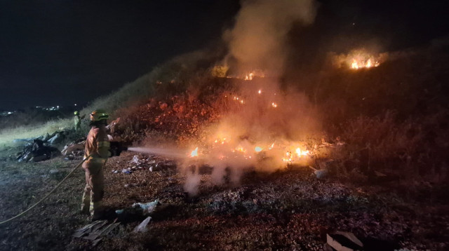 כיבוי שרפות בצפון בעקבות יירוטי שיגורים מאיראן (צילום: כבאות והצלה לישראל)