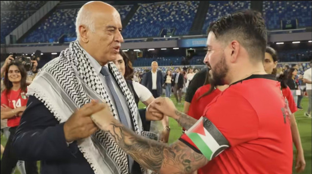ג'יבריל רג'וב (משמאל) מעניק מגן הוקרה לדייגו מראדונה ג'וניור (צילום: צילום מסך)