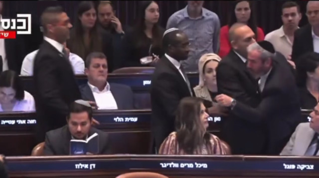 התנפלות על דן אילוז אחרי שהצביע נגד החוק יסוד לימוד התורה (צילום: צילום מסך)
