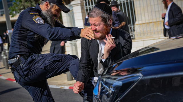 הפגנות חרדים נגד מעצר המתפרעים בביתו של נעם סולברג סמוך לתחנת משטרה בירושלים (צילום: נועם רבקין פנטון, פלאש 90)