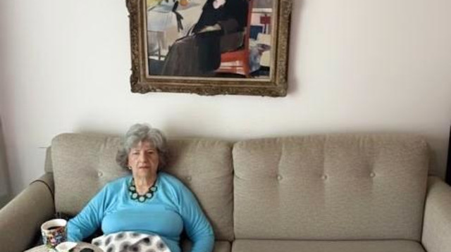הלן פלוטקין והציור (צילום: רשתות חברתיות, שימוש לפי סעיף 27 א')