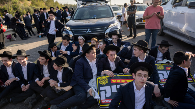 חסימות כבישים בהפגנות חרדים קיצונים נגד הגיוס (צילום: יונתן זינדל פלאש 90)