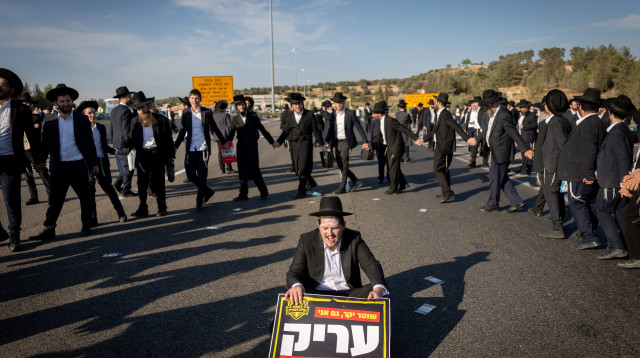 חסימות כבישים בהפגנות חרדים קיצונים נגד הגיוס (צילום: יונתן זינדל פלאש 90)
