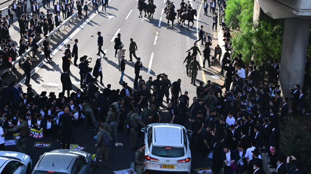 חרדים קיצונים חוסמים כבישים במחאה על הגיוס (צילום: אבשלום ששוני)