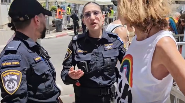 שוטרים מונעים כניסה מאישה שלבשה חולצה נגד בן גביר (צילום: צילום מסך לפי סעיף 27א)