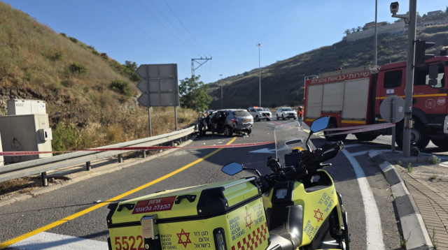 רכב התפוצץ בכביש 65. מד"א בזירה (צילום: תיעוד מבצעי מד"א)