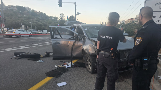 רכב התפוצץ בכביש 65 (צילום: דוברות המשטרה)