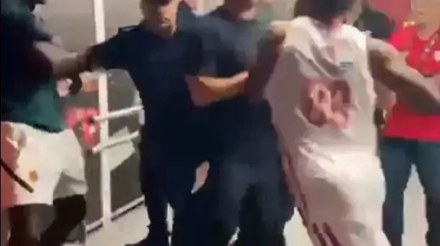 טייריק ג'ונס תוקף את קנדריק נאן בסיום הניצחון של אולימפיאקוס על פנאתינייקוס (צילום: צילום מסך, מתוך הרשתות החברתיות, לפי סעיף 27א')
