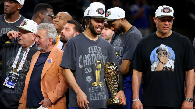 ג'יילן ברונסון, כוכב ניו יורק ניקס, עם גביע ה-MVP של סדרת הגמר (צילום: GettyImages)
