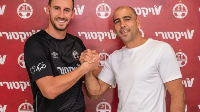 מרקו וולף עם סוכנו טל בן חיים (צילום: אתר רשמי, הפועל באר שבע)