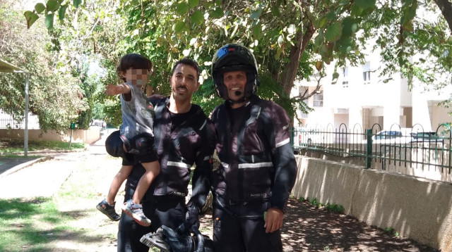 צוות ית”ם והילד לאחר החילוץ (צילום: כבאות והצלה לישראל| מחוז דן)