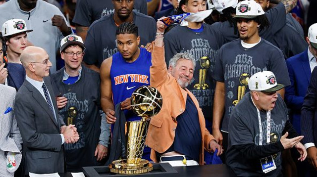 בעלי הניקס חוגג אליפות עם השחקנים (צילום: Gettyimages)