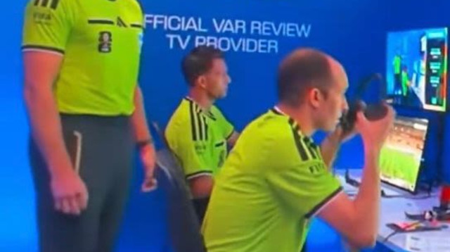 צוות ה-VAR במשחק של גרמניה מול קורסאו (צילום: צילום מסך מדף ה-X)
