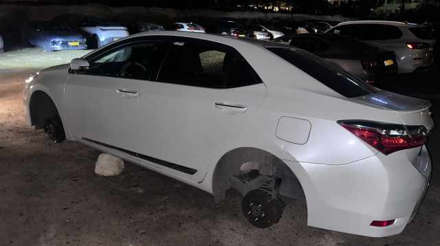 רכב בלי גלגלים בחניית מלון בים המלח (צילום: דוברות המשטרה)