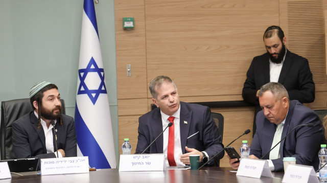 ועדת החינוך. מימין לשמאל: ח"כ סימון דוידסון, שר החינוך יואב קיש ויו"ר הוועדה, ח"כ צבי סוכות (צילום: דוברות הכנסת, דני שם טוב)