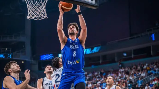 מנסים הכל. אבדיה (צילום: GettyImages, Matteo Marchi/FIBA)
