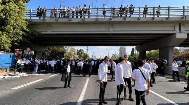 מחאת החרדים בכביש 4 (צילום: אבשלום ששוני)