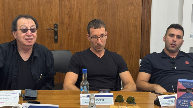 חשיפת צמיד מצוקה חכם SafeMe, המיועד לחולי דמנציה (צילום: יוסי אמבולנס)