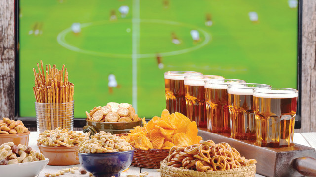 אכילה במסגרת צפייה במונדיאל (צילום: אינג אימג')
