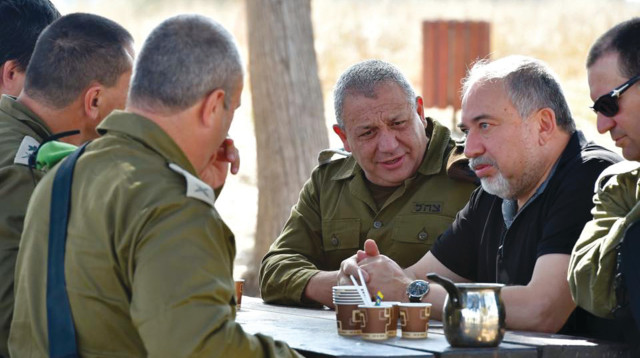 ליברמן בסיור בעוטף עזה (צילום: אריאל חרמוני, משרד הביטחון)