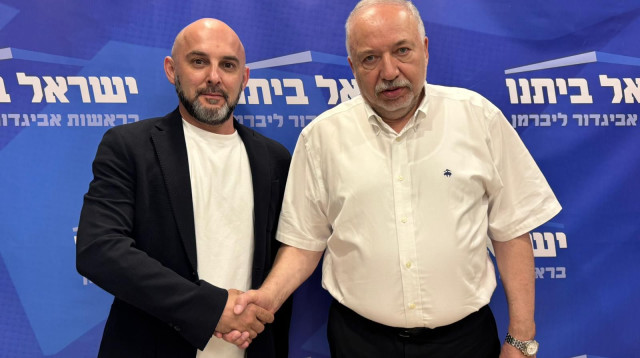 ליברמן לצד מיקי פישמן (צילום: דוברות ישראל ביתנו)