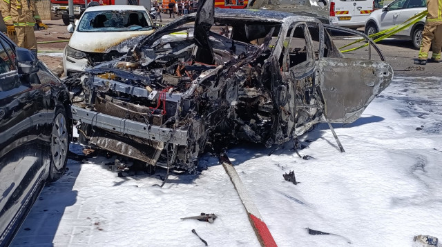 הרכב שפוצץ במטען חבלה בקרית גת (צילום: דוברות כבאות והצלה)