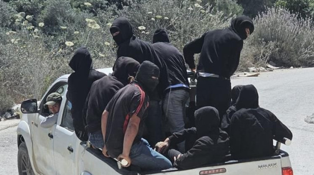 נערי גבעות על טנדר ביהודה ושומרון (צילום: צילום מסך מתוך X (לשעבר טוויטר))