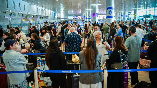 נוסעים בנמל תעופה בן גוריון (צילום: Avshalom Sassoni/Flash90)