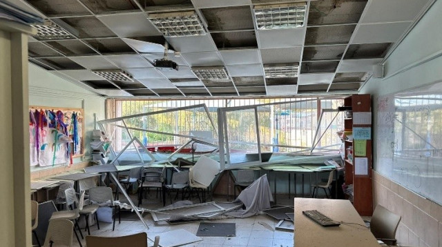 ההרס במבנה בי"ס מולדת לאחר נפילת הטיל האיראני בחודש מרץ. (צילום: עיריית באר שבע)
