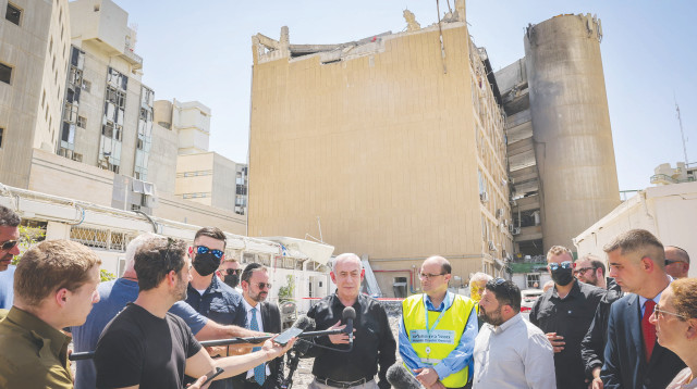 נתניהו בסורוקה לאחר נפילת הטיל האיראני (צילום: מרק ישראל סלם)