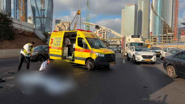 תאונת האופנוע סמוך למחלף השלום (צילום: תיעוד מבצעי מד"א)