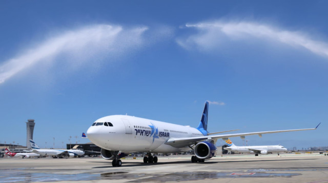 מטוס ה-A330 החדש של ישראייר (צילום: סיוון פראג׳)