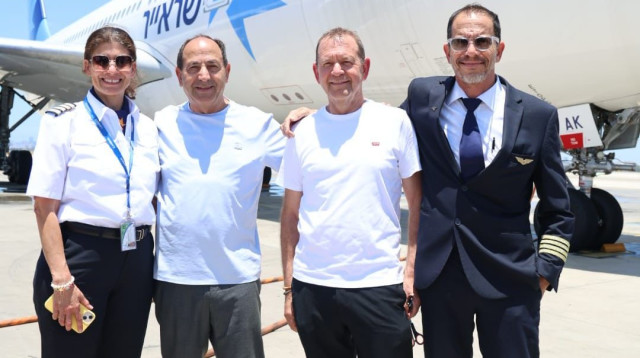רמי לוי מבעלי ישראייר, אורי סירקיס מנכ"ל החברה והקברניטים ג׳ואל בן פרץ ואמיר ויינגרטן (צילום: סיוון פראג׳)