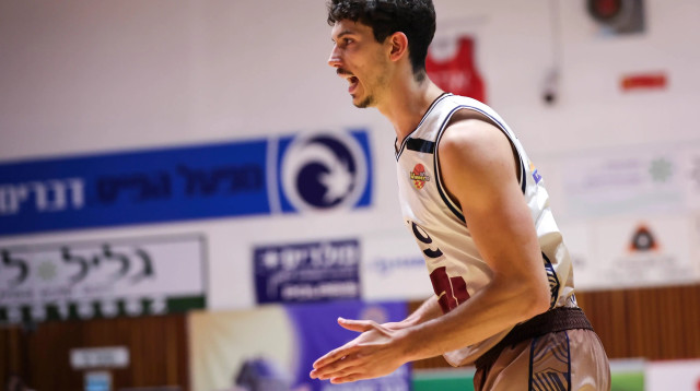 יובל הוכשטטר שחקן עירוני קרית אתא (צילום: מאור אלקסלסי)