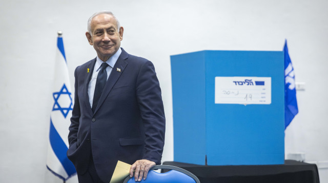 בנימין נתניהו בבחירות לוועד המרכזי של המפלגה (צילום: Chaim Goldberg/Flash90)