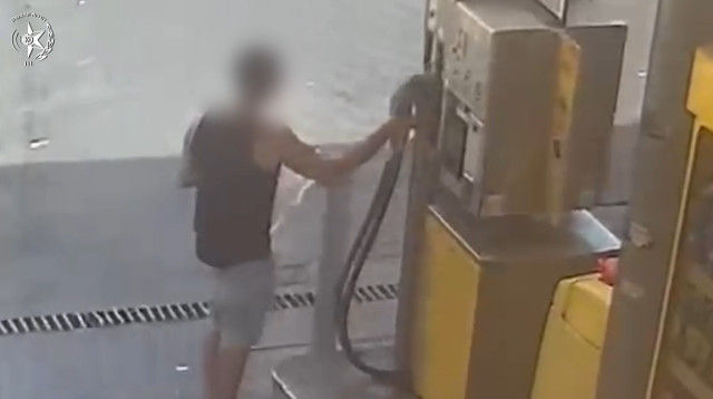 הצתת רכב בפתח תקווה (צילום: דוברות המשטרה)