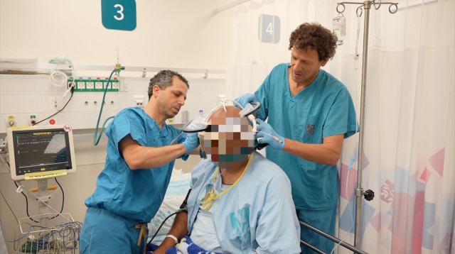 ד"ר אלון סיני, ד"ר ליאור לב טוב וח', המטופל הישראלי הראשון בטכנולוגיה החדשה (צילום: הקריה הרפואית רמב"ם)