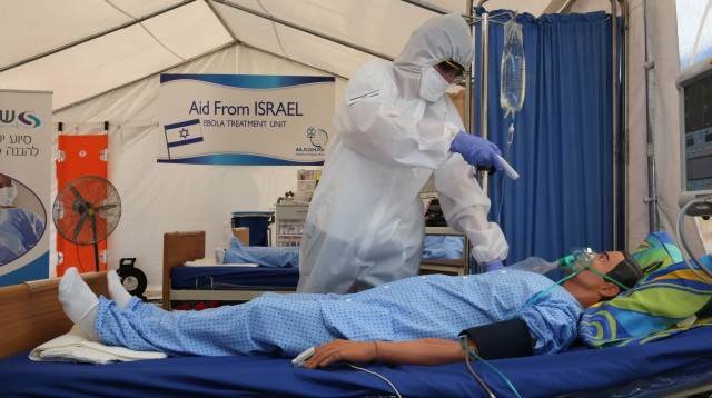 היערכות צוותי רפואה ישראליים להתמודדות עם התפשטות אבולה (צילום: יוסי זמיר פלאש  90)