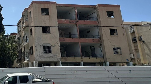 בניין שנפגע מטיל איראני ברחוב הגליל בחיפה (צילום: באדיבות חברת רה ניו)