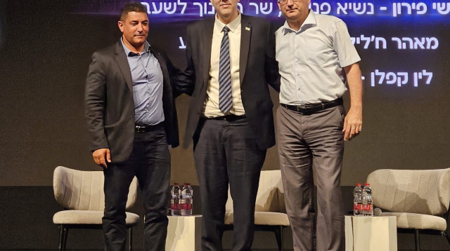 רן קוניק, מיקי זוהר וואיל מוגרבי (צילום: עיריית גבעתיים)