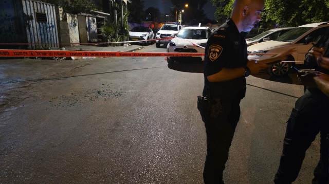 המשטרה בזירת האירוע בו נורתה למוות בת 19 בשכונת ג'ואריש ברמלה (צילום: דוברות המשטרה)