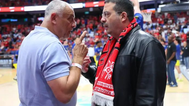 חילופי דברים בין פרישמן לינאי (צילום: אודי ציטיאט)