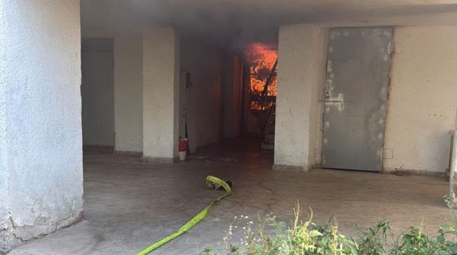 השריפה בבניין בקרית אתא (צילום: כבאות והצלה לישראל)