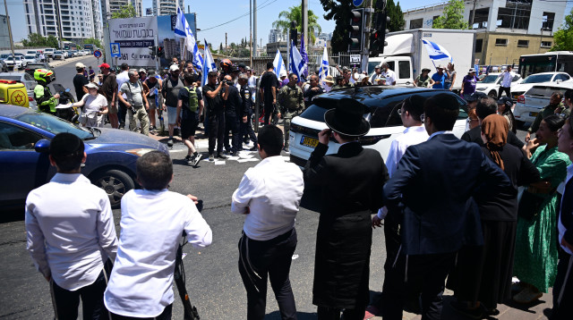 המחאה נגד אי השיוויון בנטל בבני ברק (צילום: אבשלום ששוני)